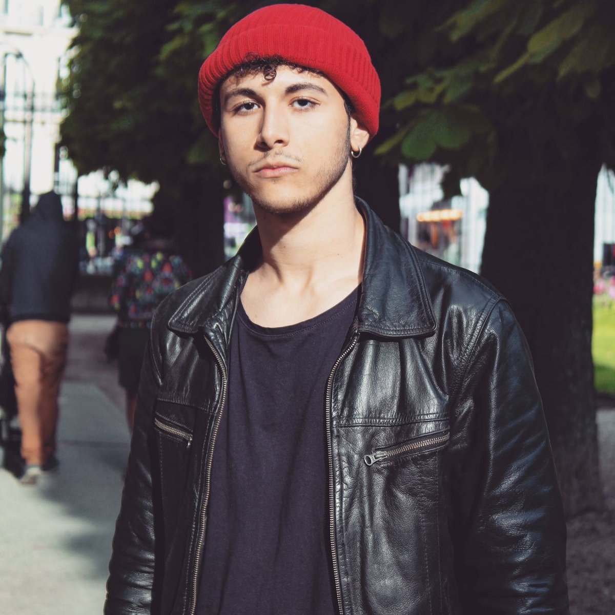 El Rayhan Loudhni en bonnet rouge et veste en cuir, street style urbain