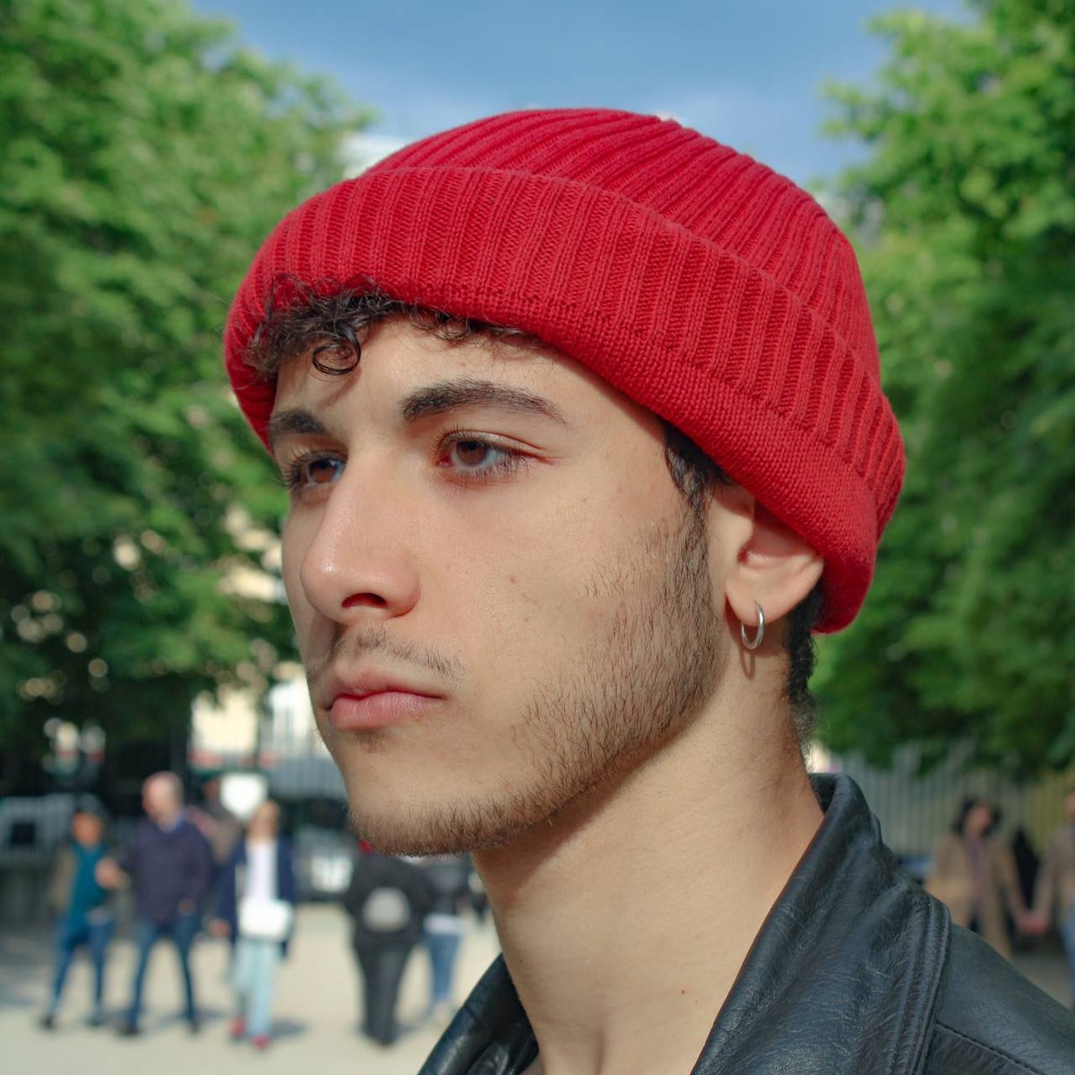 El Rayhan Loudhni en bonnet rouge à Paris, portrait en extérieur