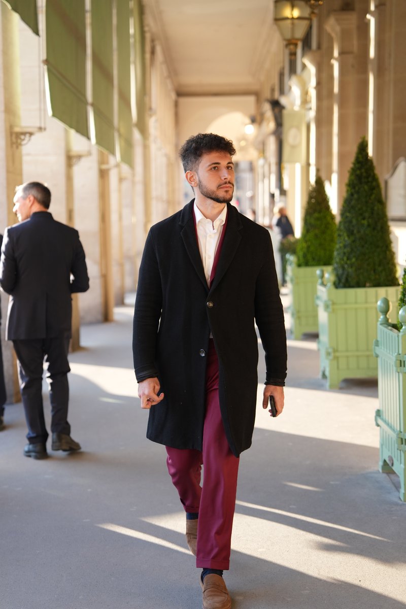El Rayhan marchant dans les rues de Paris en costume bordeaux, style mode d'El Rayhan