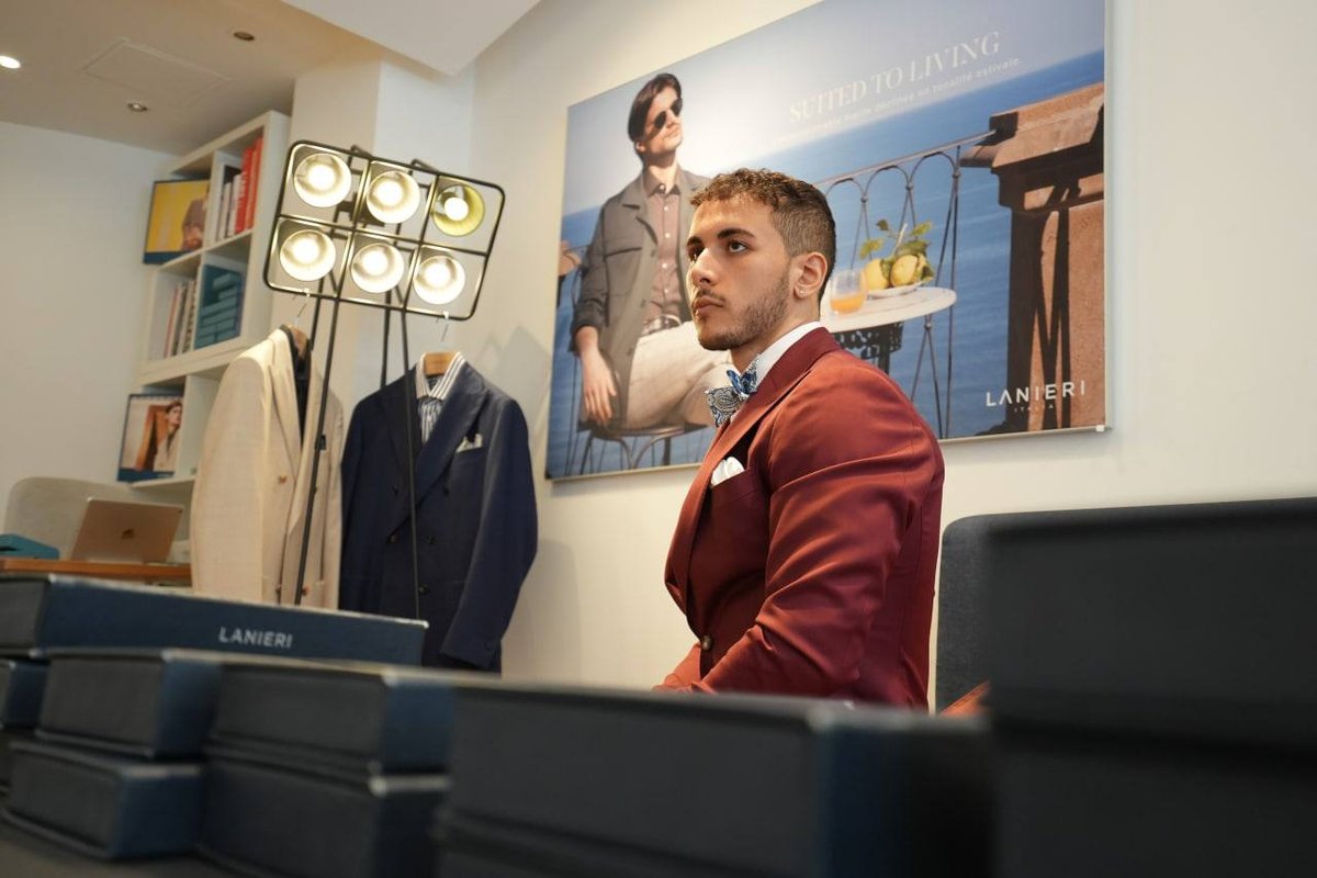 El Rayhan Loudhni essayant un costume sur mesure, mode masculine haut de gamme
