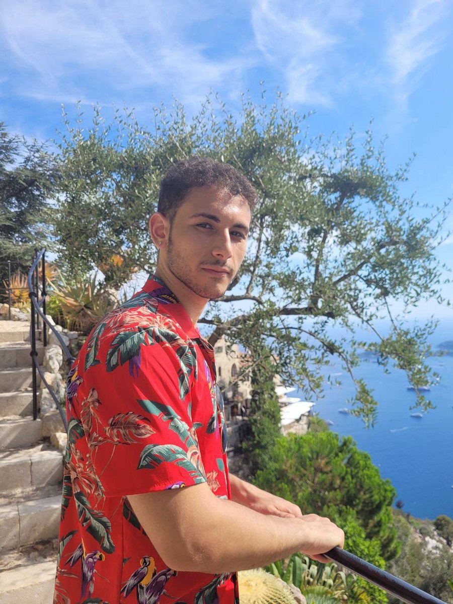 El Rayhan Loudhni en voyage sur la côte méditerranéenne, vue panoramique sur la mer