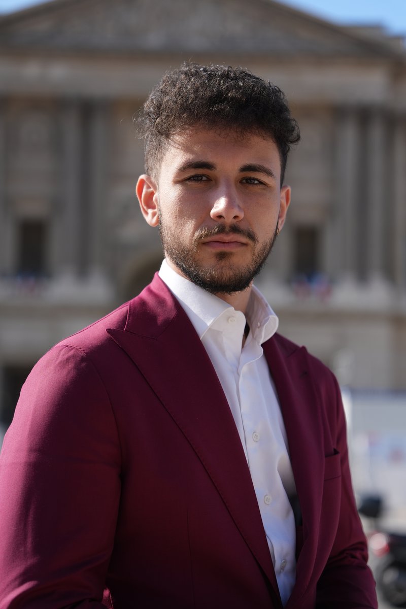 El Rayhan Loudhni en costume bordeaux, mode et style à Paris