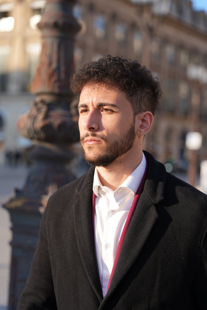 El Rayhan Loudhni devant la colonne de la Place Vendôme à Paris
