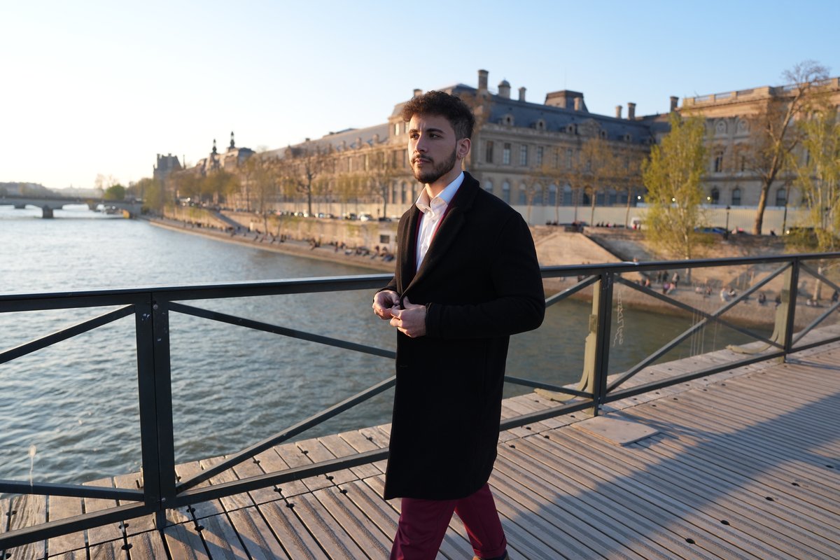 El Rayhan Loudhni sur le Pont des Arts à Paris, vue sur la Seine et le Musée du Louvre