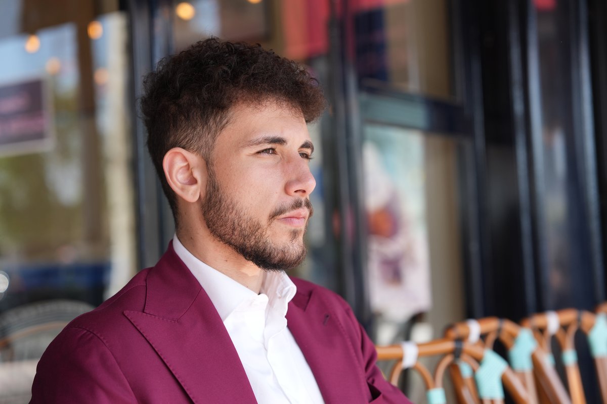 El Rayhan Loudhni — Portrait en terrasse de café à Paris, gros plan