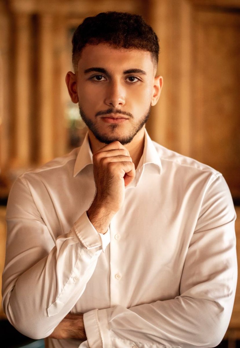 El Rayhan Loudhni — Portrait studio professionnel, chemise blanche, entrepreneur