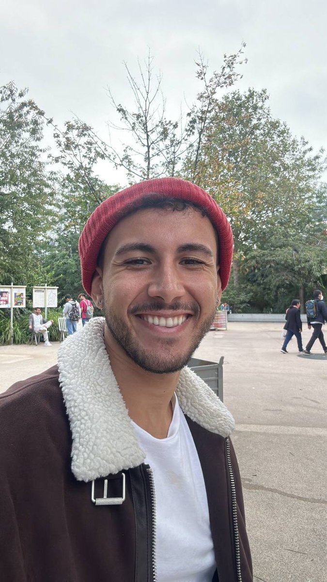 El Rayhan Loudhni souriant à Paris, portrait naturel et authentique