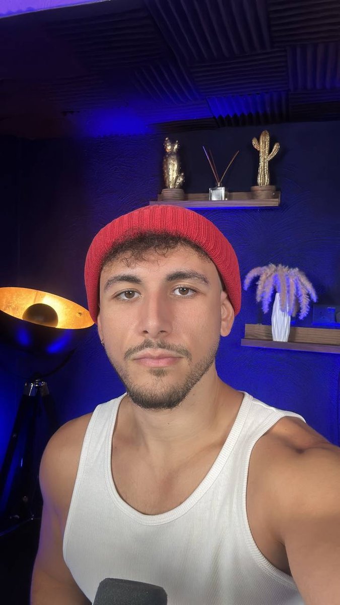 El Rayhan studio YouTube bonnet rouge créateur